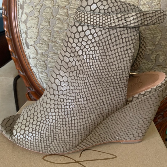 Joie Shoes - Joie Windsor lizard embossed bootie. Gravel color. Sz 40